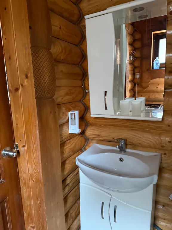 Деревянный домик возле моря