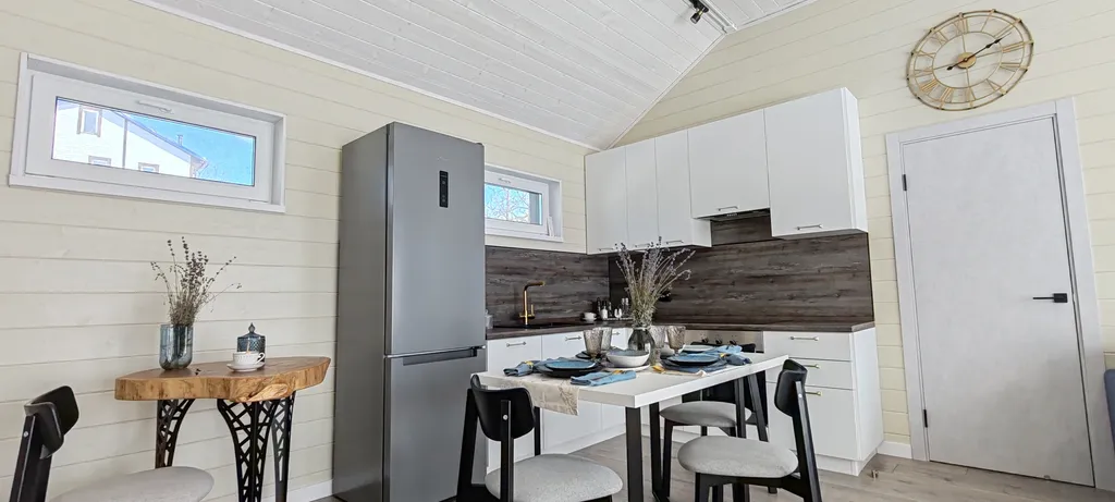 Дом рядом с озером