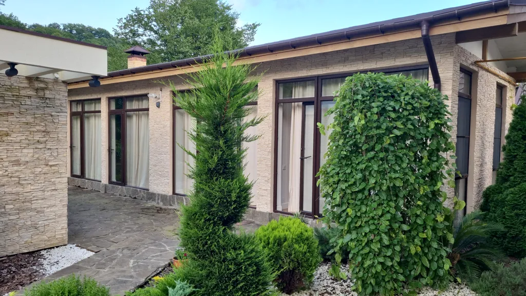 Дом недалеко от моря в лоне гор