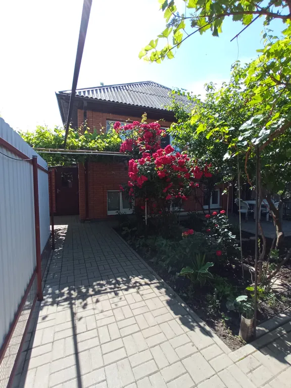 Дом с баней и бассейном