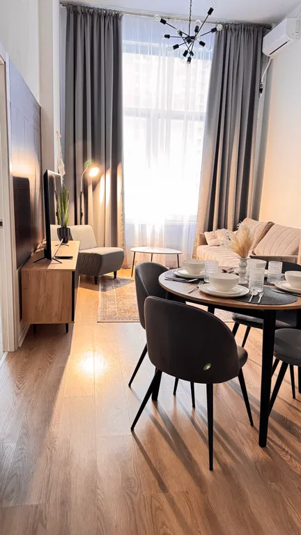 Евродвушка с высокими потолками и большими окнами, 2 кровати