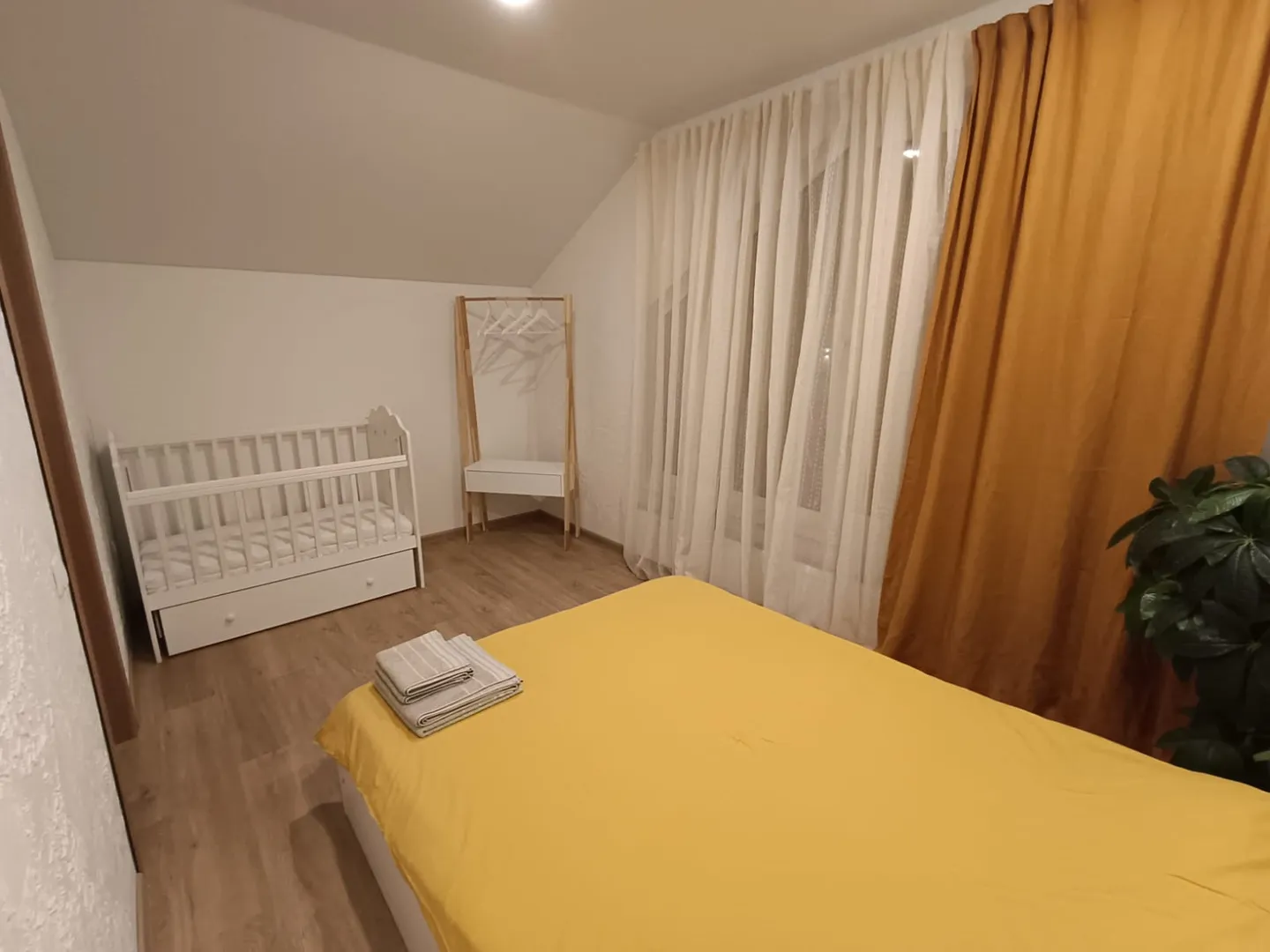 Спальня 2 двуспальная кровать и детская кроватка 