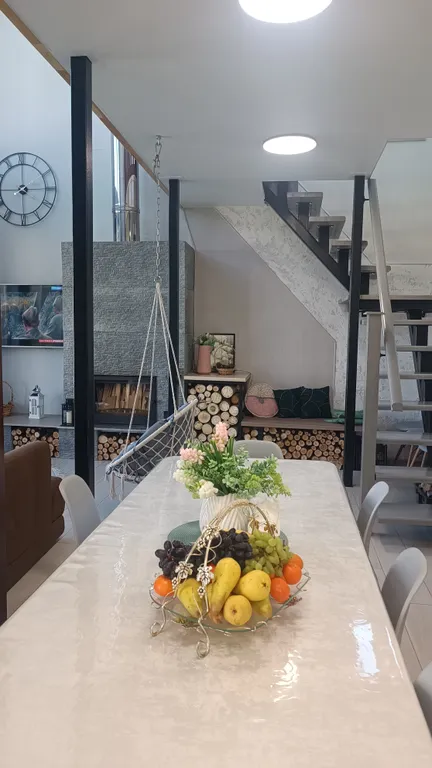 Большой уютный дом с камином