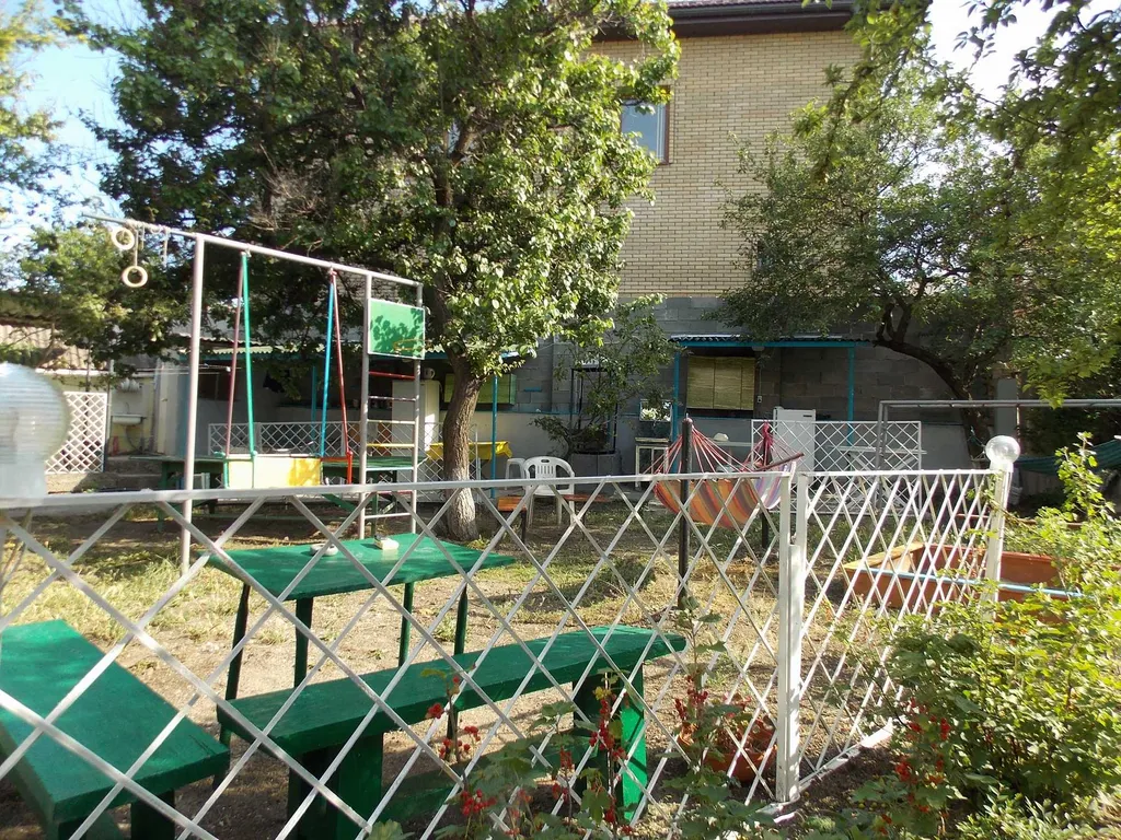 Светлая комната с видом на осенний сад