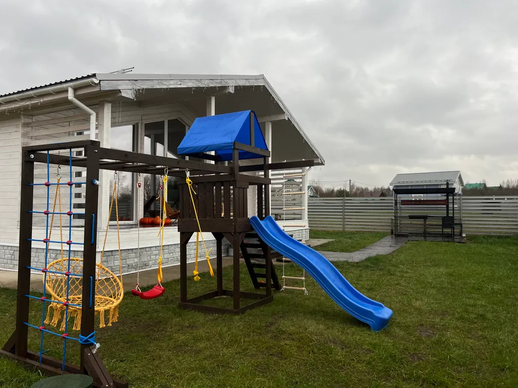 Домик с видом на озеро