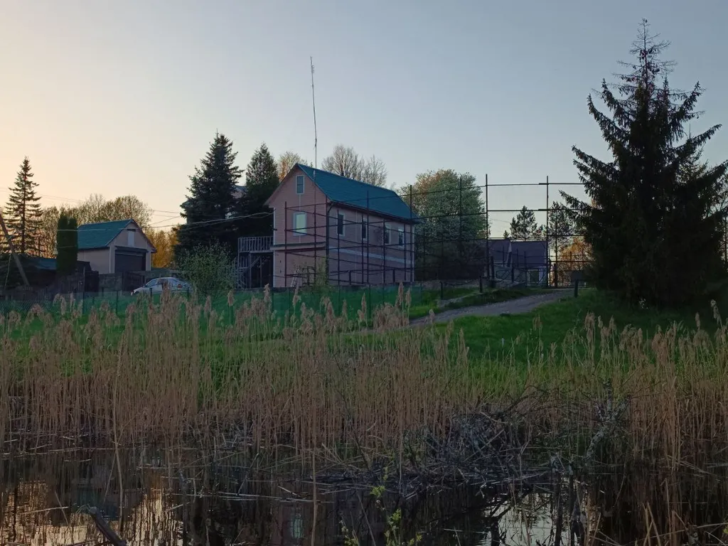 Домик на берегу озера