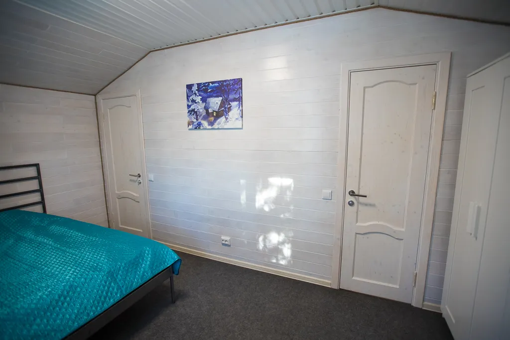 Двухэтажный дом на горе у подъёмника