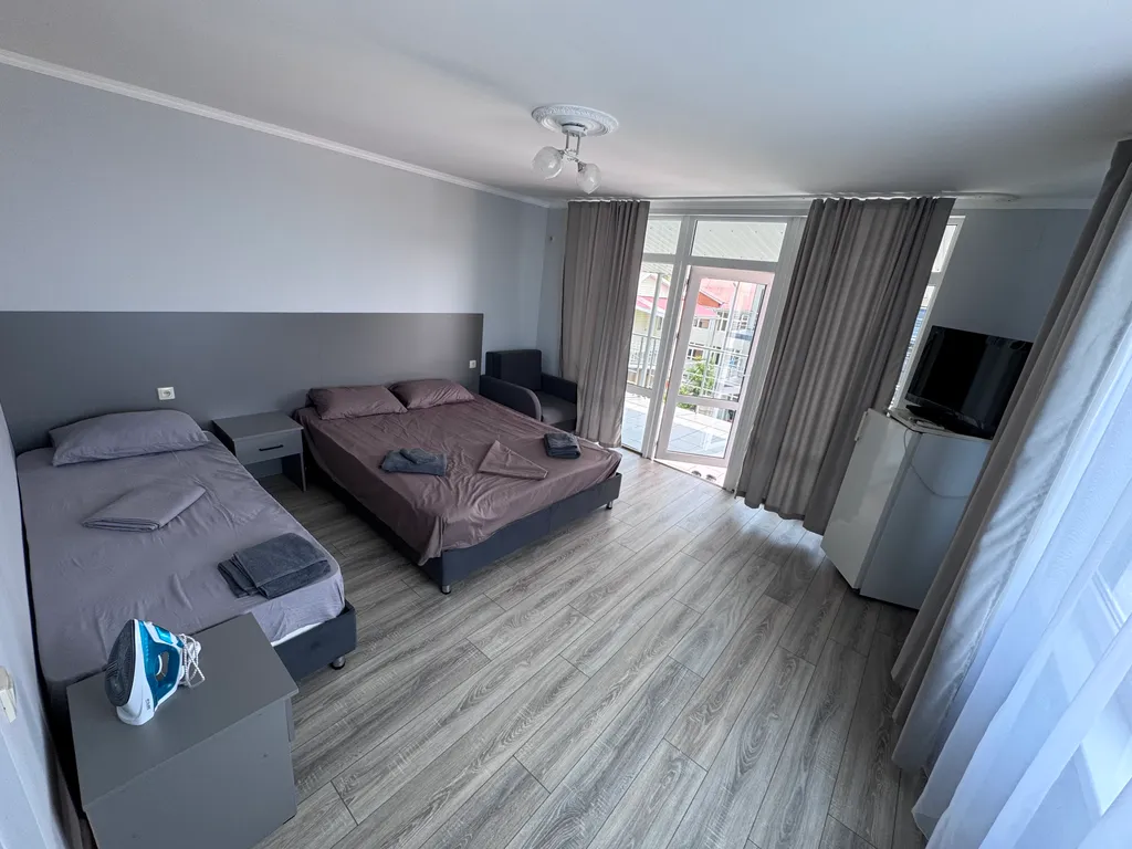 Трёхместный номер с видом на море, со всеми удобствами