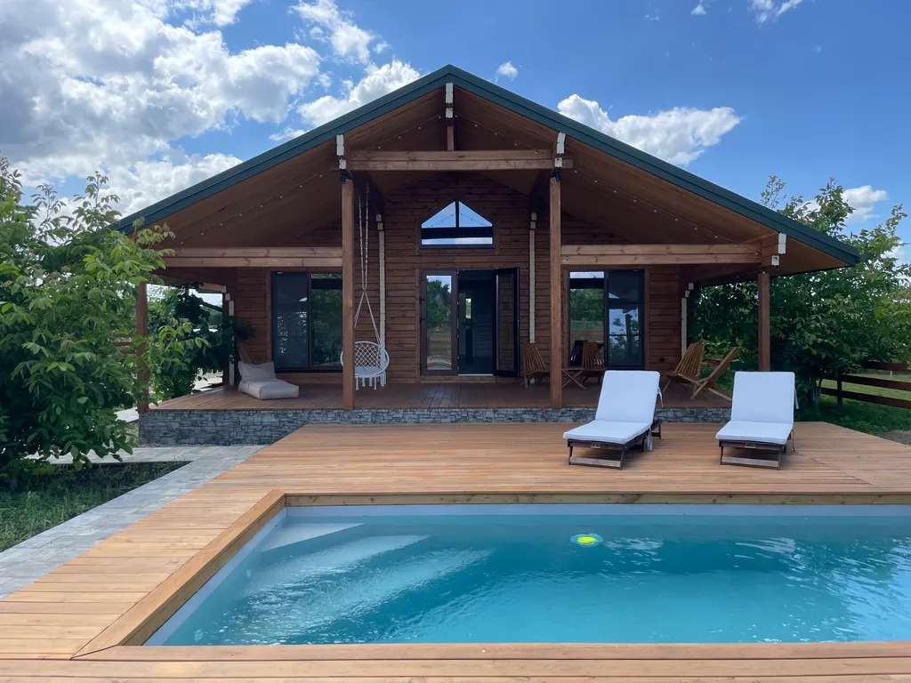 Коттедж Двухкомнатный дом-шале с теплым бассейном и террасой — Динская