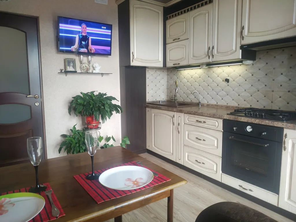 Огороженная парковка на Липовой аллее, Артиллерийская