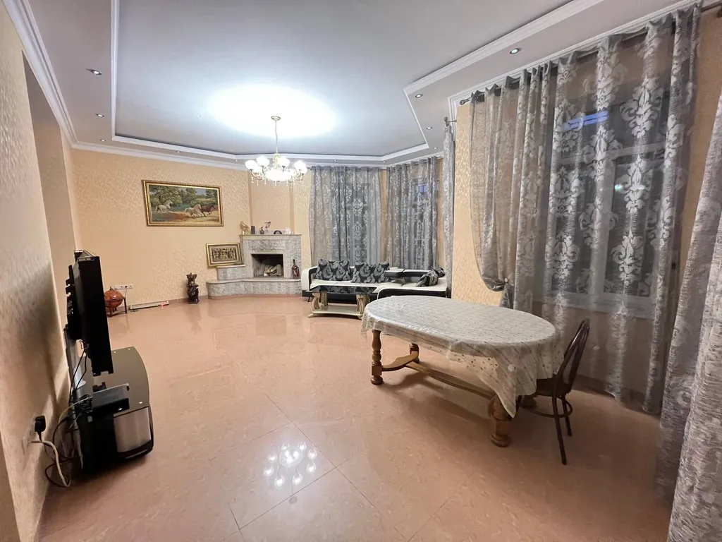 Большой дом в 10 метрах от моря