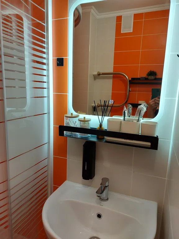 Студия с барной стойкой у окна