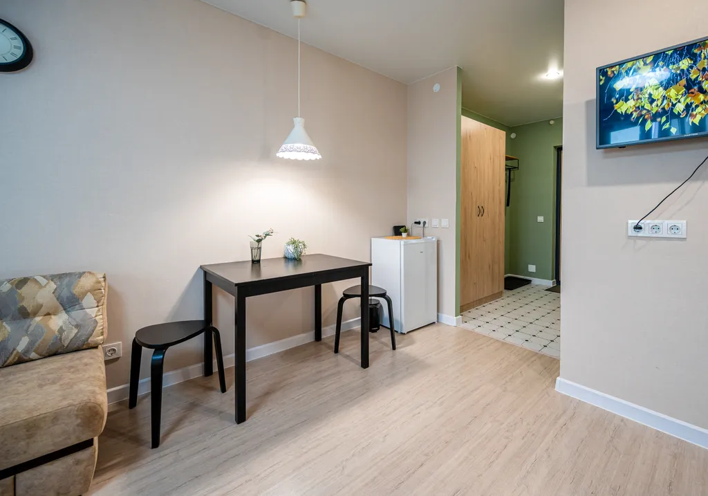 Студия c вау-эффектом в центре с панopaмным балконoм