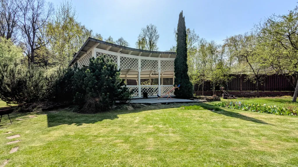 Дом с бассейном в 3 километрах от МКАД