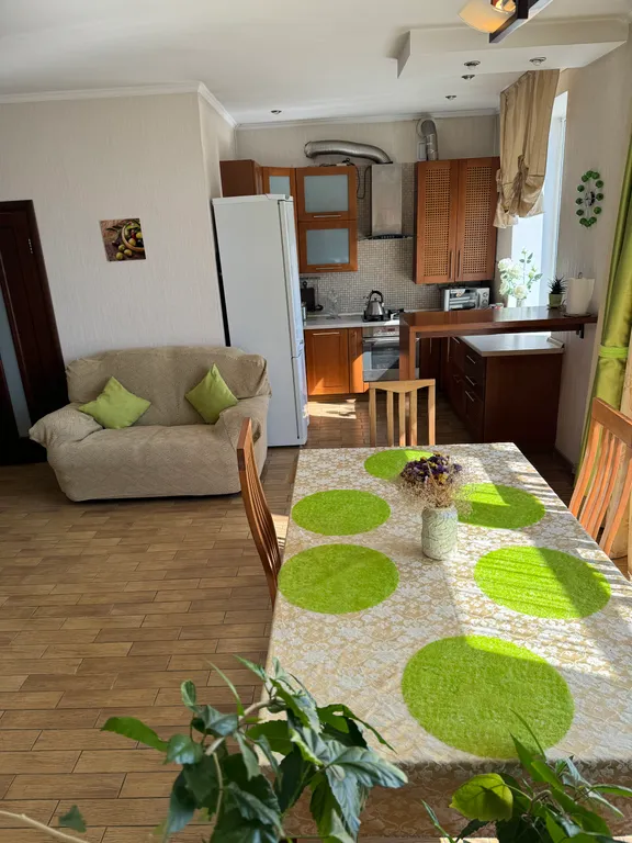 Большая 3-комнатная квартира в самом центре на площади