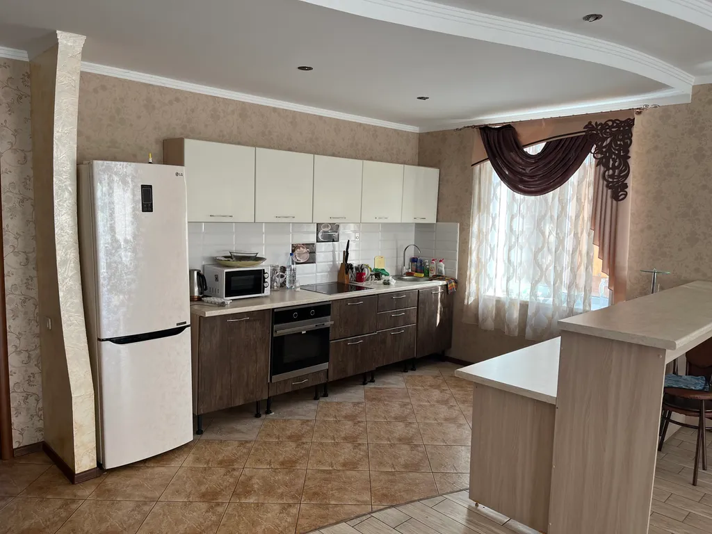 Большой уютный трёхэтажный коттедж вблизи озера