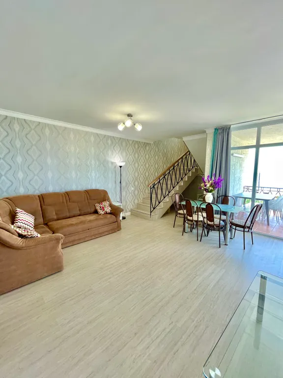 Двухуровневые апартаменты с видом на море и пляж