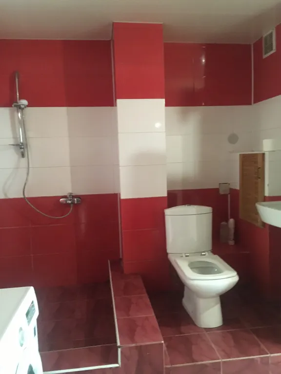 Двухэтажный дом с верандой, огороженной парковкой и сауной