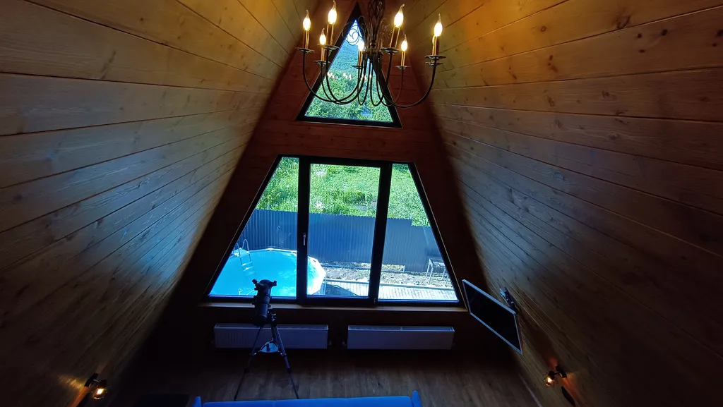 Большой деревянный треугольный дом (афрейм) с видом на бештау