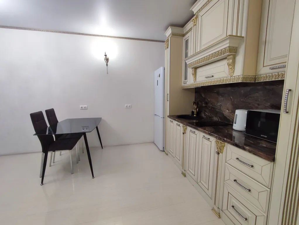 Современная уютная квартира с камином