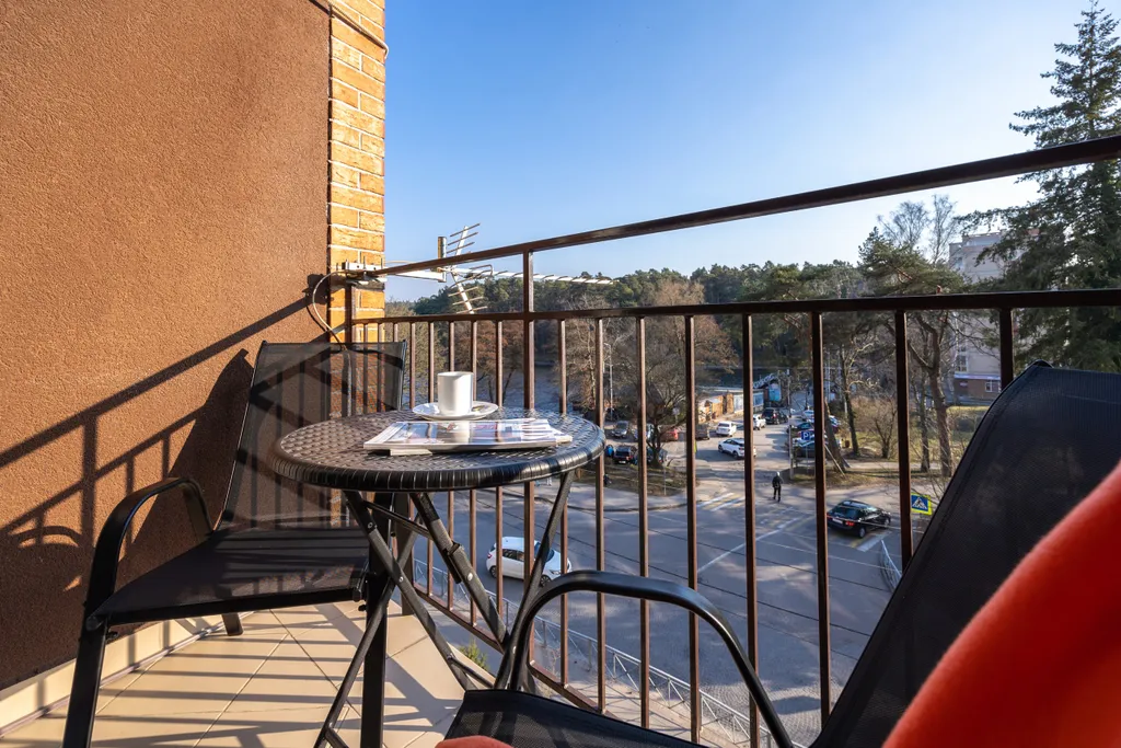 Студия с озером в вашем окне