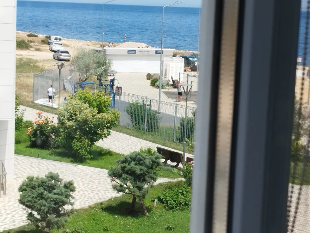 Студия на берегу моря, первая линия