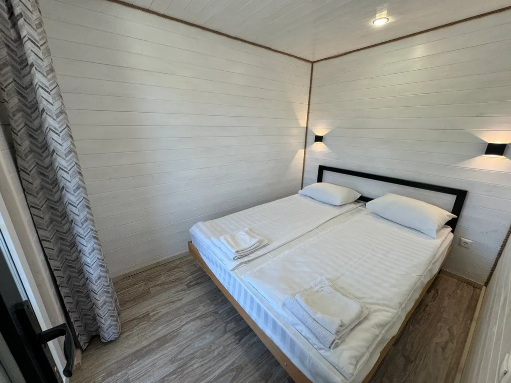 Коттедж с террасой на светлой