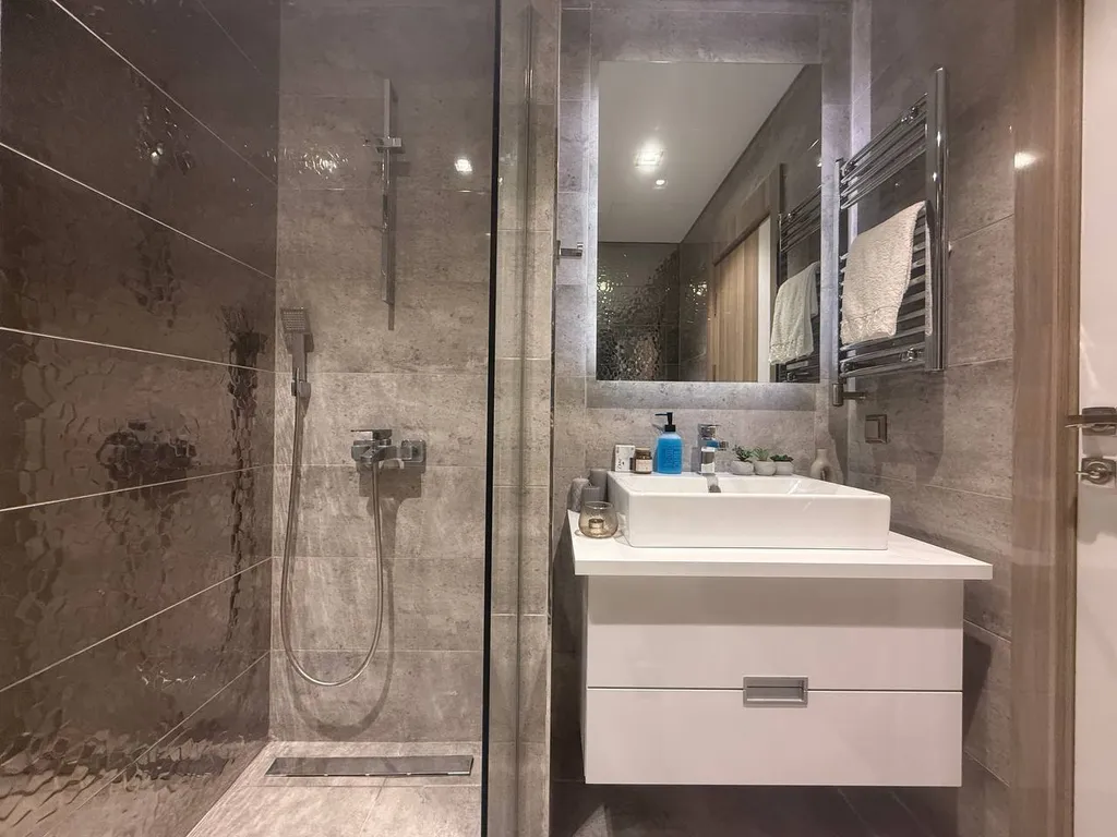 Studio apt with pool and gym near metrobus station