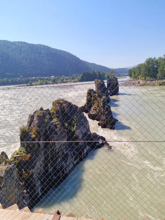 Дома возле Катуни среди гор