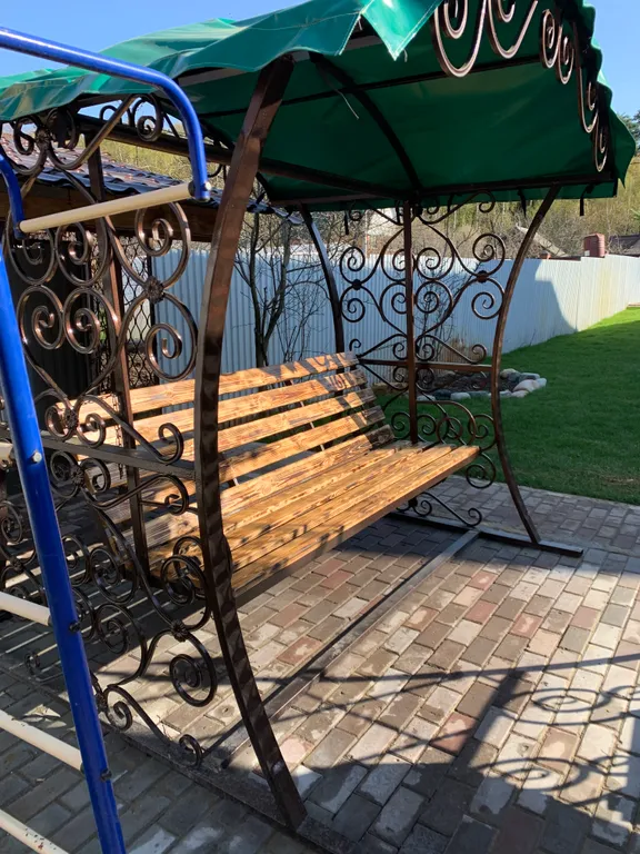 Дом в окружении леса