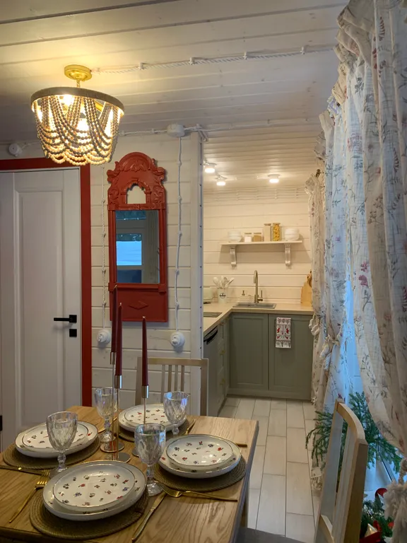 Красная Матрешка - глэмпинг в лесу