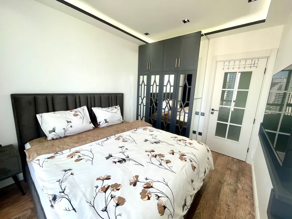 Двухкомнатный апартамент с восхитительным видом на парк и море