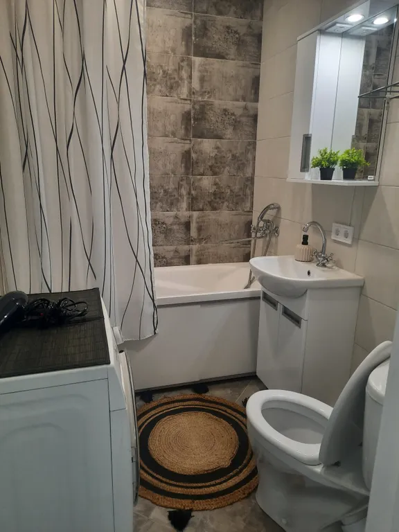 Апартаменты с современным интерьером в новом доме возле парка