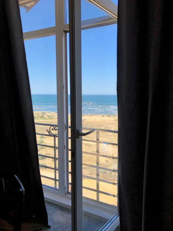 Уютная квартира-студия с панорамными окнами и видом на море