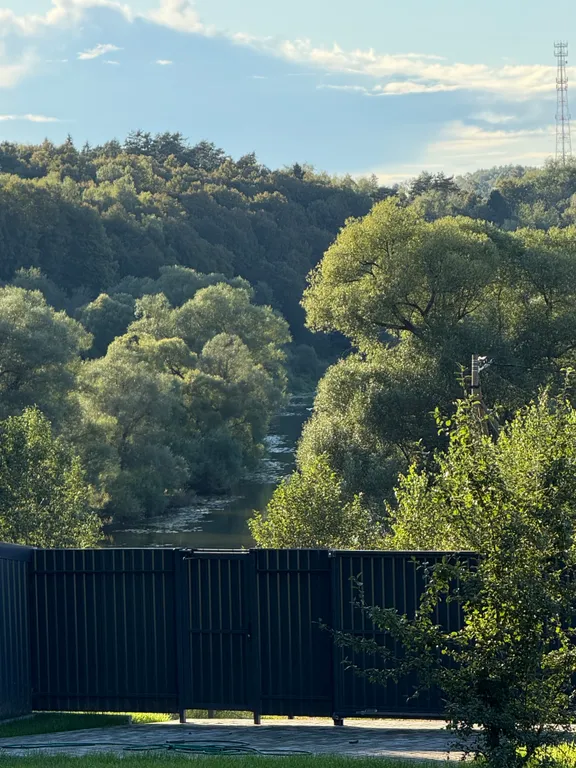 Уютный дом a-frame на окраине леса