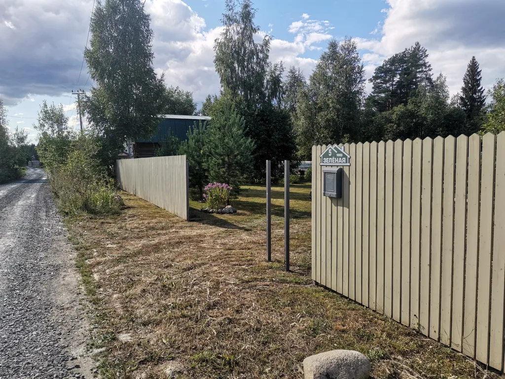 Дом с садом между лесом и рекой