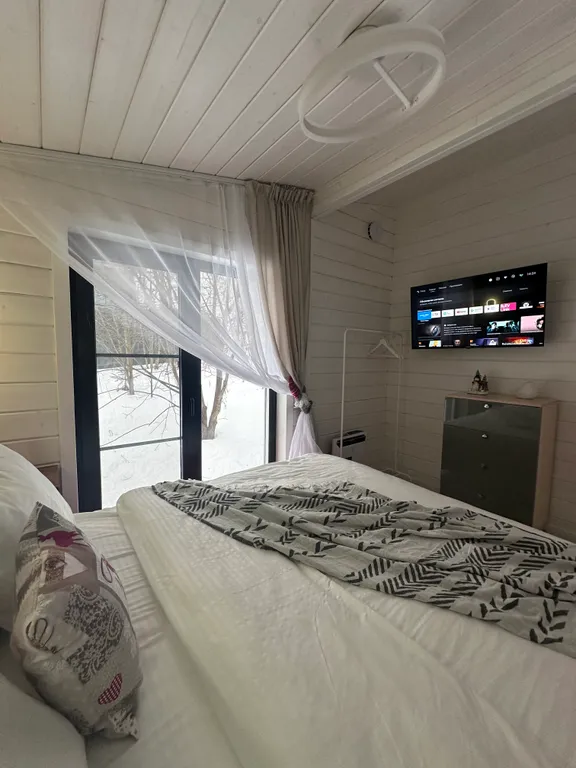 Дом в облаках у леса