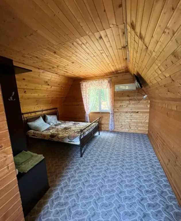 Домик у подножья горы на дружную семью