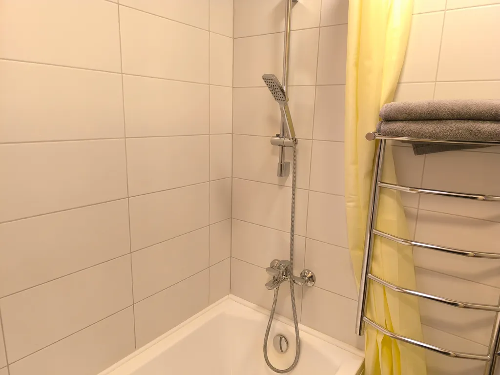 Светлая квартира с просторной кухней недалеко от центра