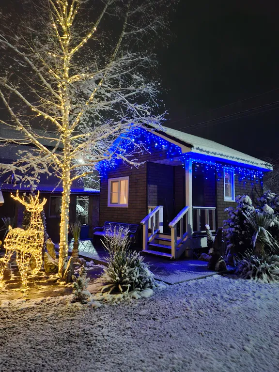 Домик у реки Дах с видом на горы