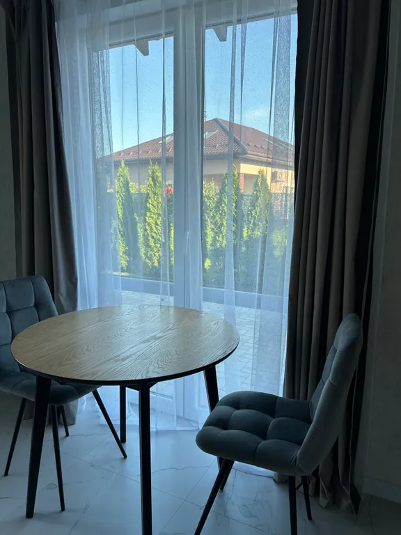 Домик в малине у моря