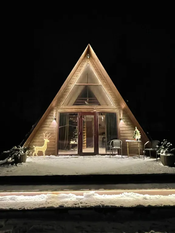 A-frame с банным чаном на берегу водоёма