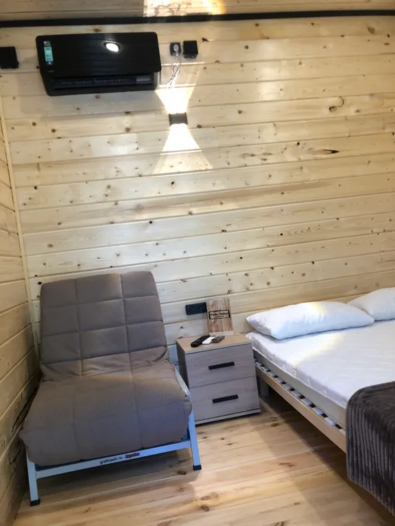 Уютный номер в новом домике в саду справа