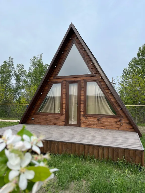 Треугольный домик с видом на горнолыжку