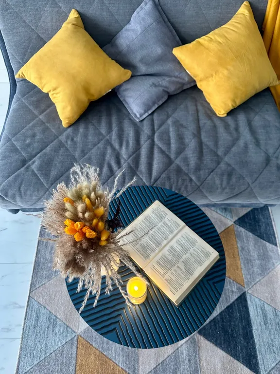 Студия с панорамными окнами с видом на озеро