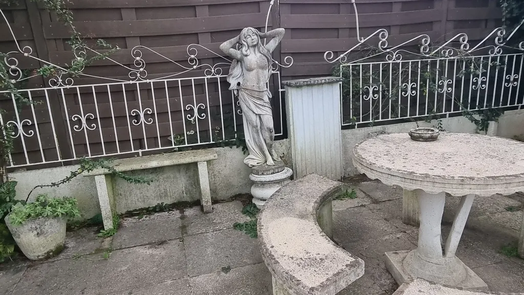 Двухэтажная квартира с частным двориком в Линиано Саббьядоро на море