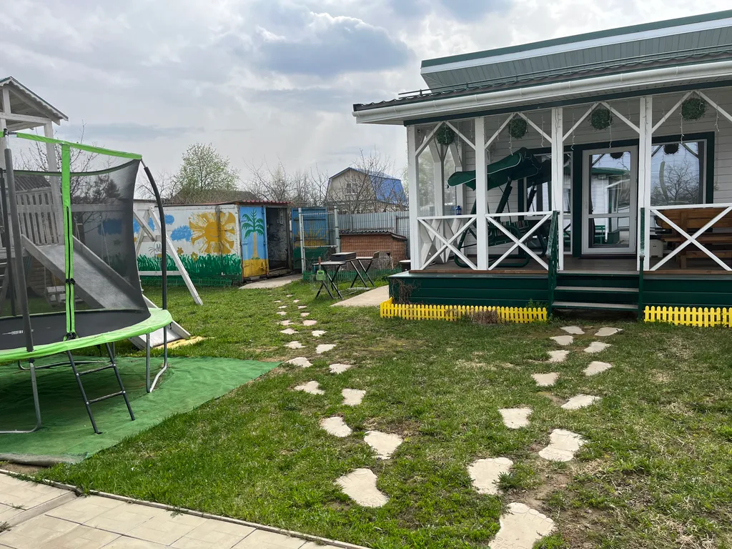 Уютный дом с беседкой в черте города