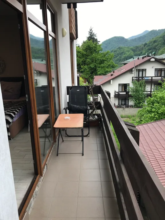 Панорамная студия с потрясающим видом на горы в центре красной поляны