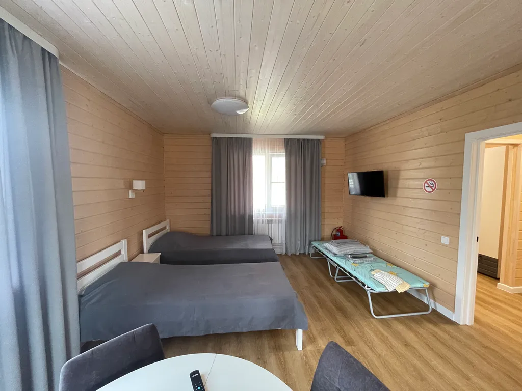 Студия на берегу озера рядом с сосновым бором