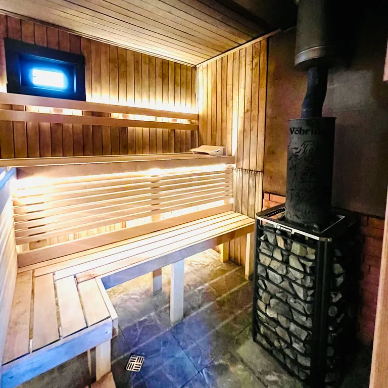 Дом с панорамными окнами на берегу озера, баня, лодка